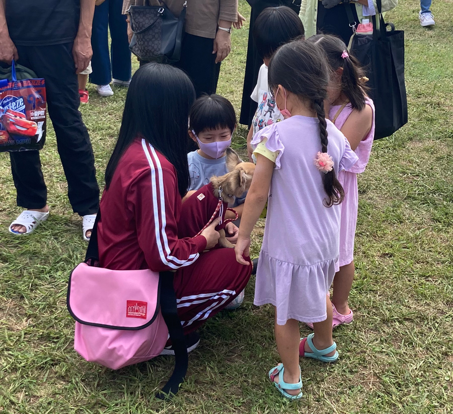 子供と犬のふれあい写真
