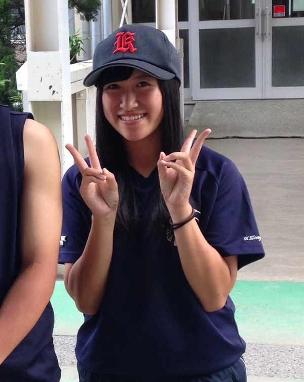 硬式野球部のマネージャー時代、両手ピース写真