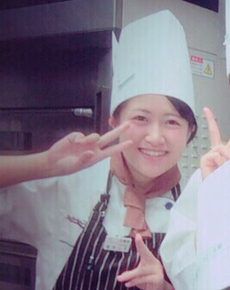 製菓学校時代、白い帽子をかぶってピース写真
