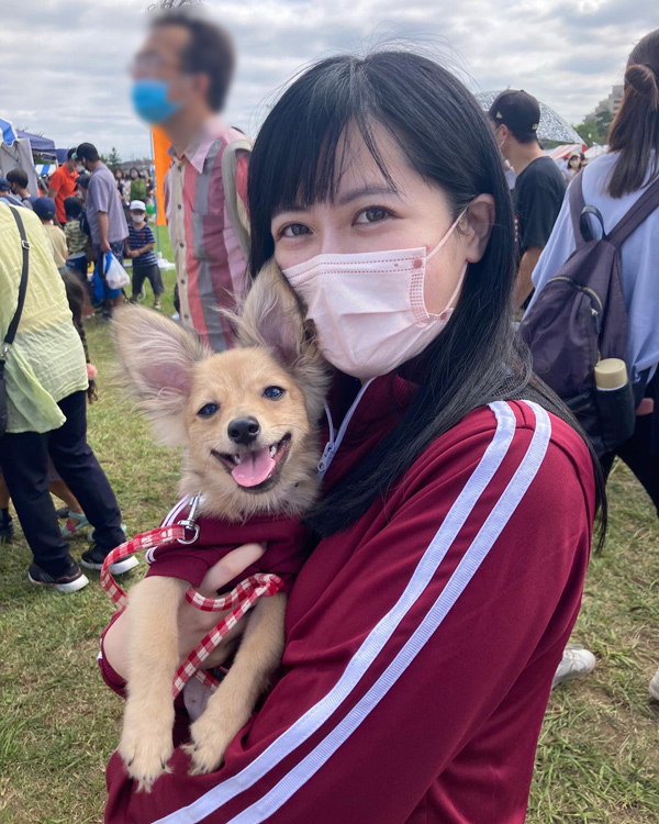 愛犬を抱っこしている写真